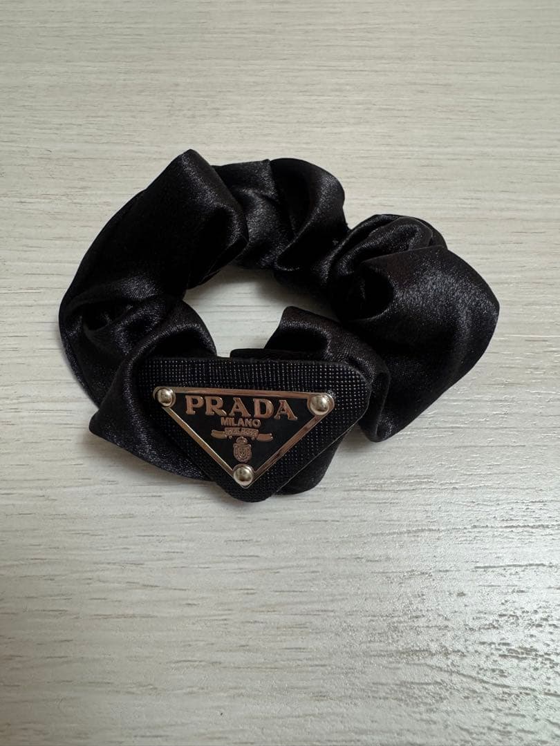 PRADA プラダブラックサテンシュシュ - メルカリ