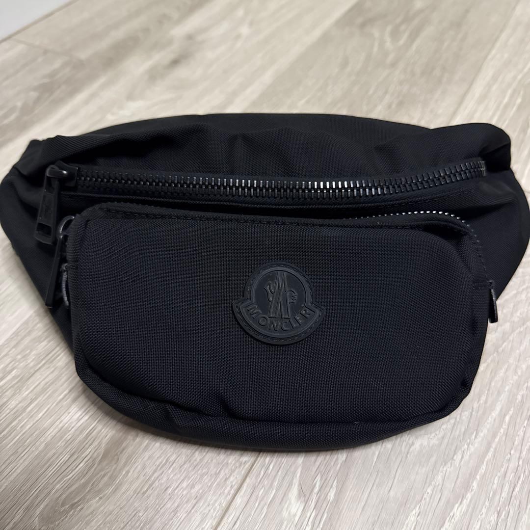 モンクレール　ウエストポーチ MONCLER（モンクレール） ボディバッグ CUT BELT BAG 5M00004 M1574