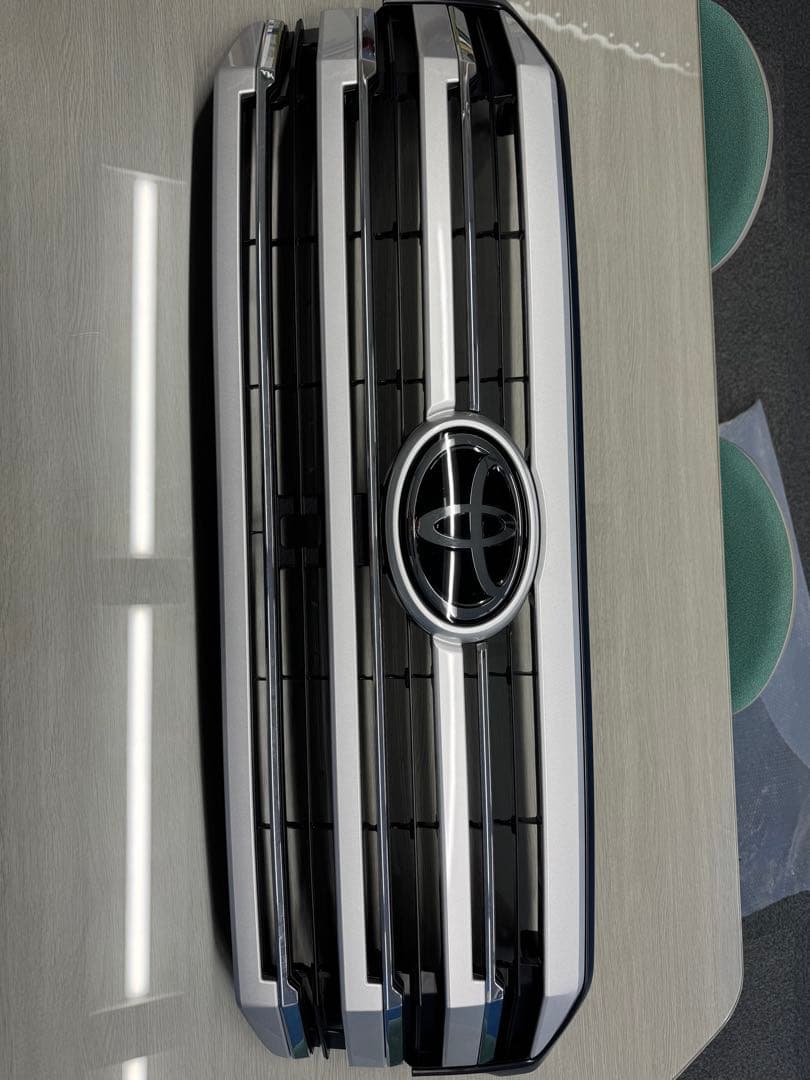 トヨタ ランクル300 純正グリル