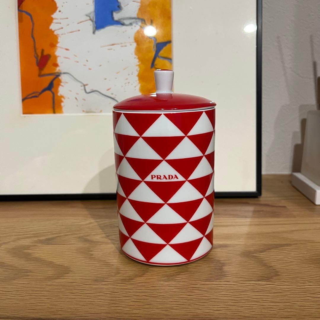 PRADA キャンドル 赤と白のトライアングルパターン PRADA (プラダ) アロマキャンドル｜トレファクONLINE