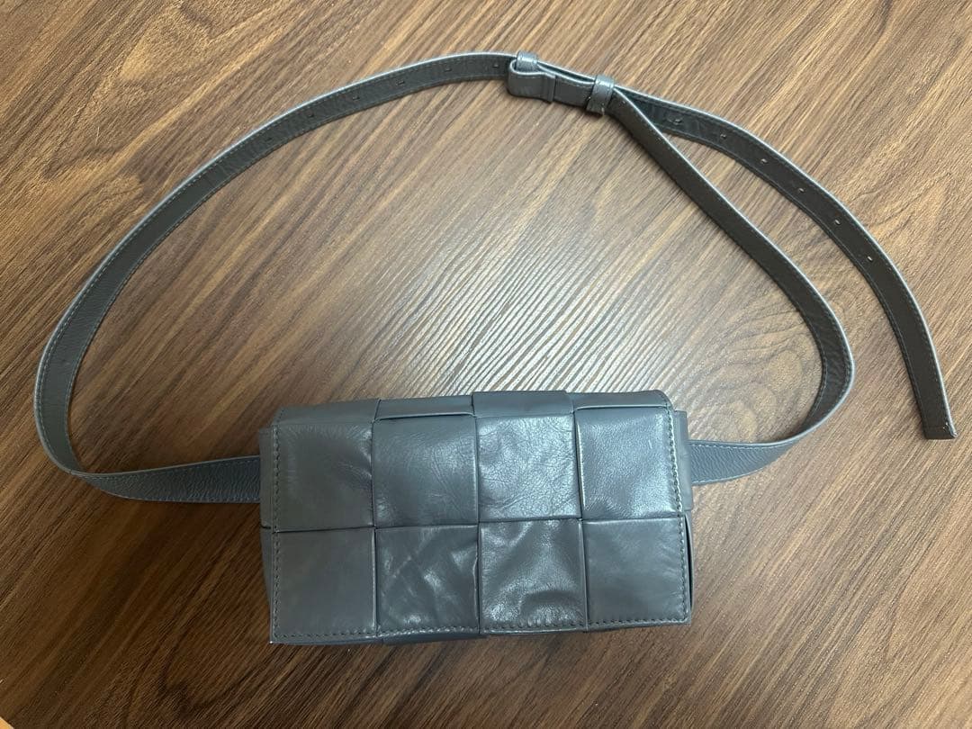 BOTTEGA VENETA グレー ボディバッグ
