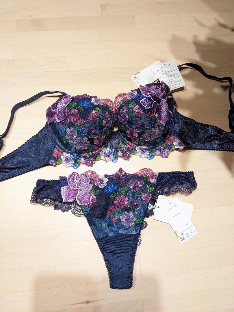 値下げ！サルート　ネイビー花柄レース ブラジャーショーツセット E65
