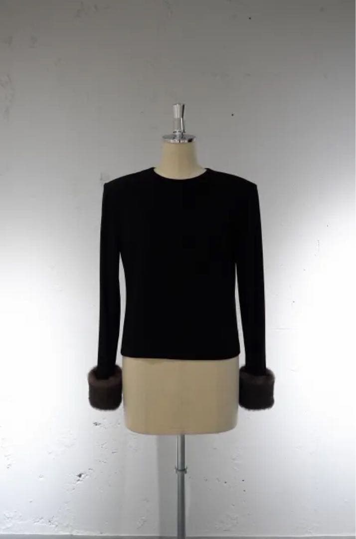 トップス AKIKI / shoulder volume top with ecofur