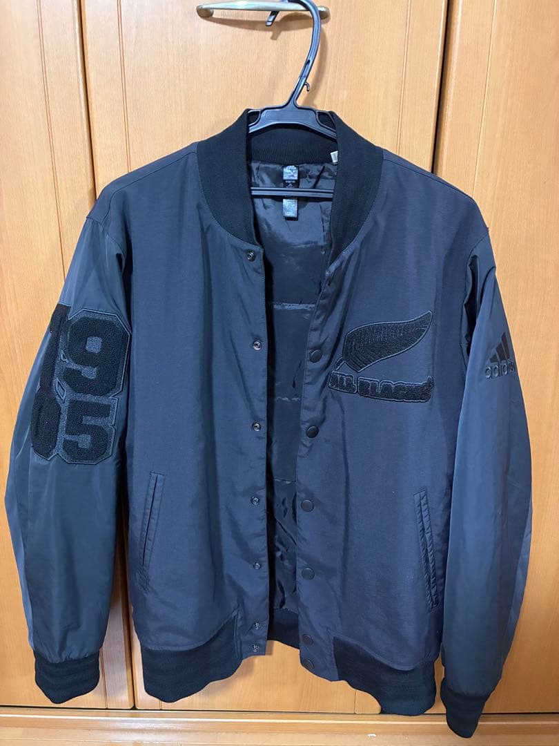 アディダス ジャケット オールブラックス adidas（アディダス）の「オールブラックス ラグビー 薄手中わた入り