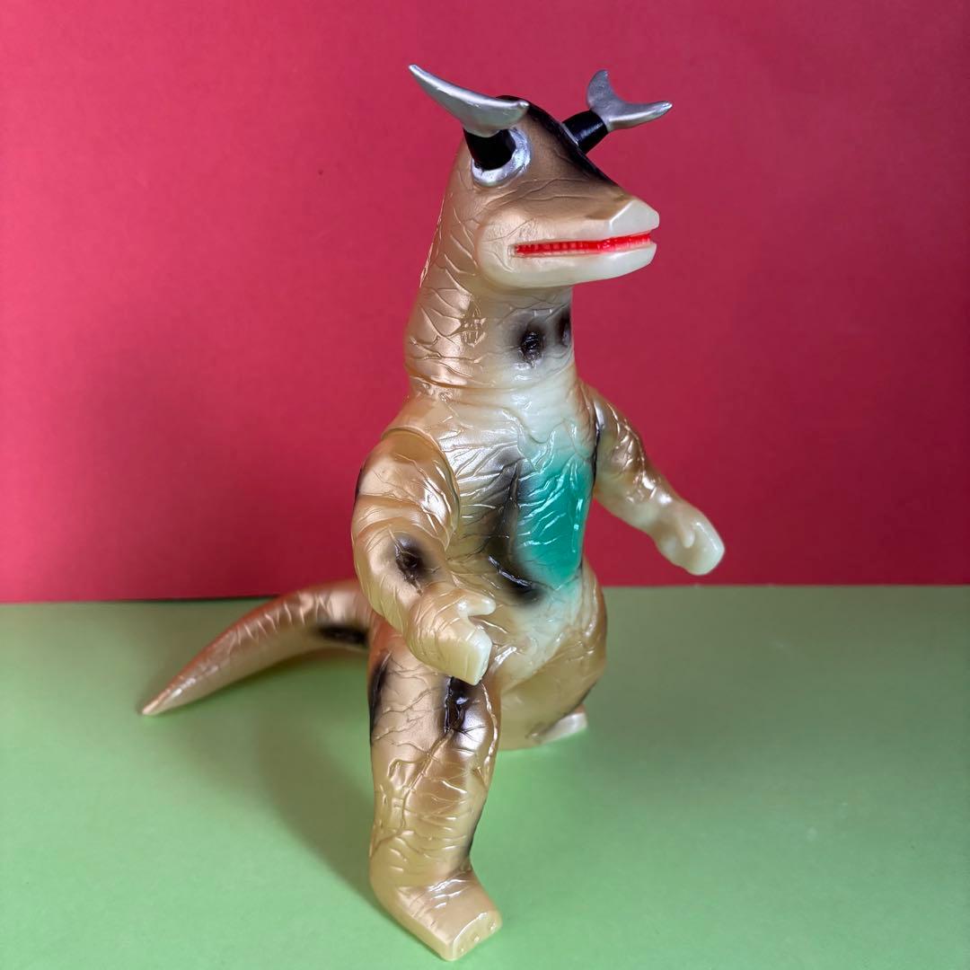 か*き様 ブルマァク　怪獣シリーズ エレキング　蓄光ゴールド 1月30日(火)12時より受注受付開始】【ブルマァク】エレキング(蓄光