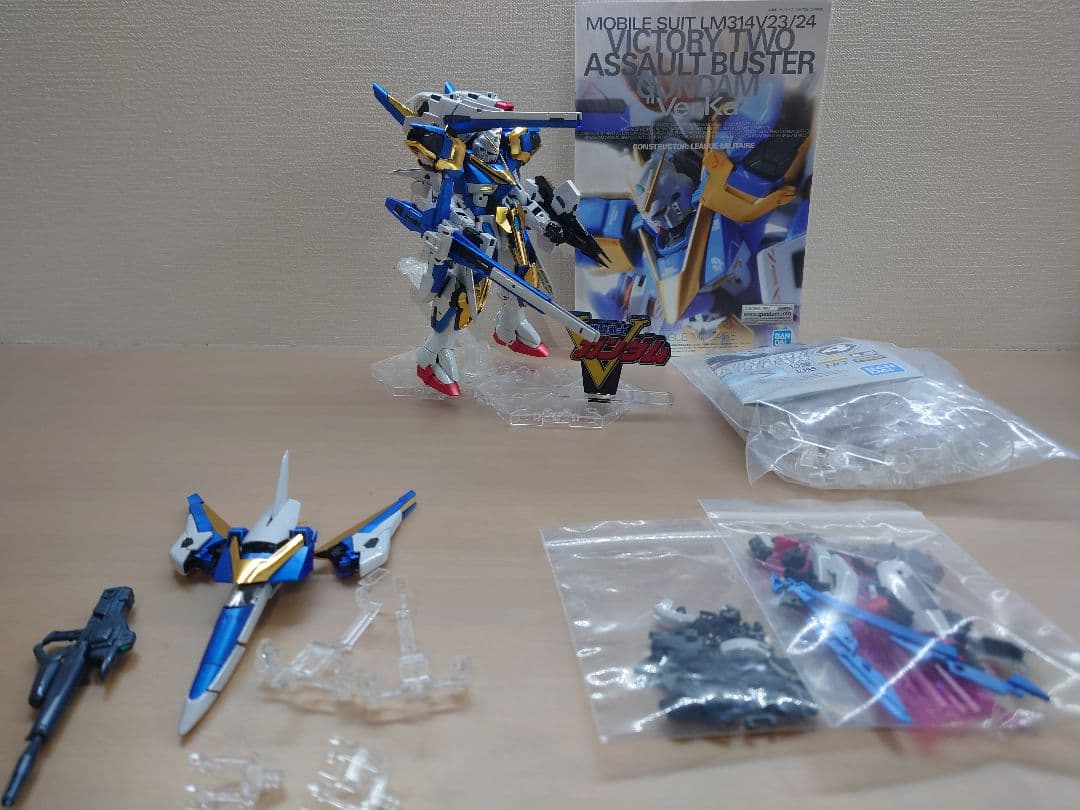 ★【おまけ付】V2アサルトバスターガンダムMGver.kaチタニウムフィニッシュ Amazon.co.jp: MG 1/100 ガンダムベース限定 V2アサルトバスター
