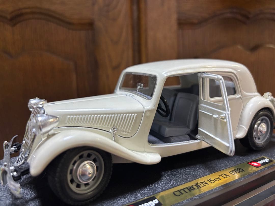 ブラーゴ社シトロエン15cv TAダイキャストメタルモデル　1/24 アイボリー