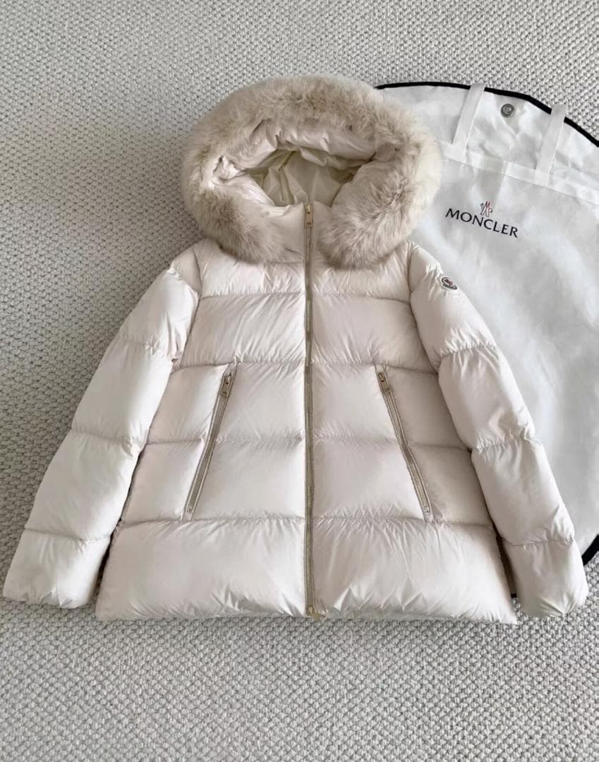 MON☆CLER ホワイト ダウンジャケット ファー付き♩♪♬