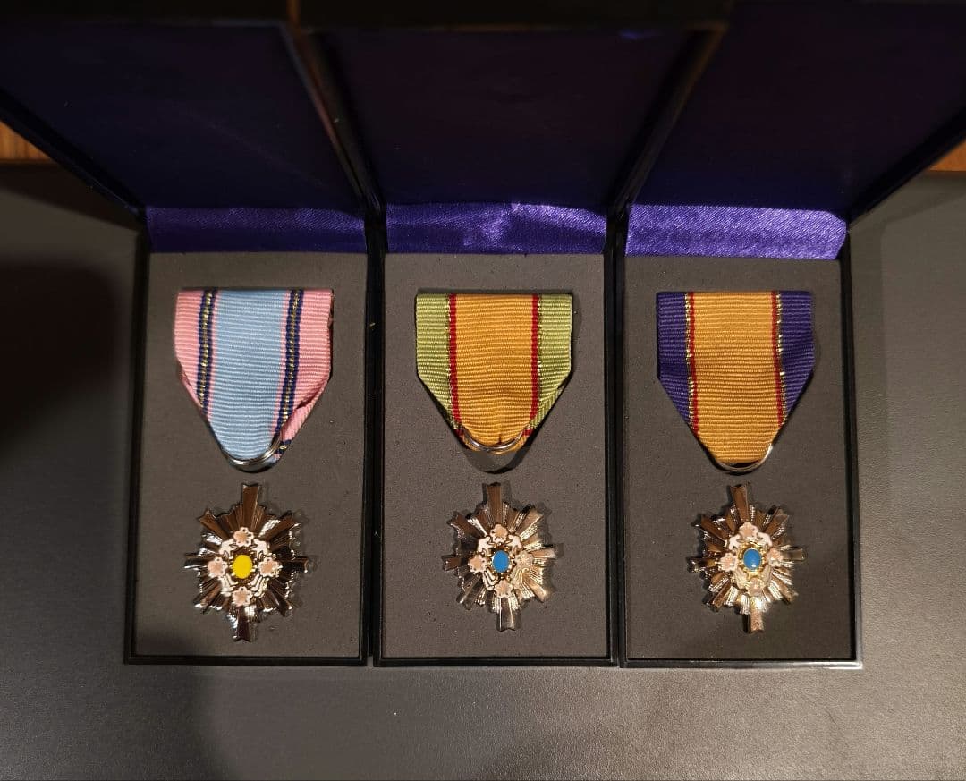 【3点セット】4級防衛功労章 11号、5級防衛功労章 13号、15号 綬付 超激レア 極美品!】第三級 防衛功労章 第4号賞詞 防衛記念章 勲章