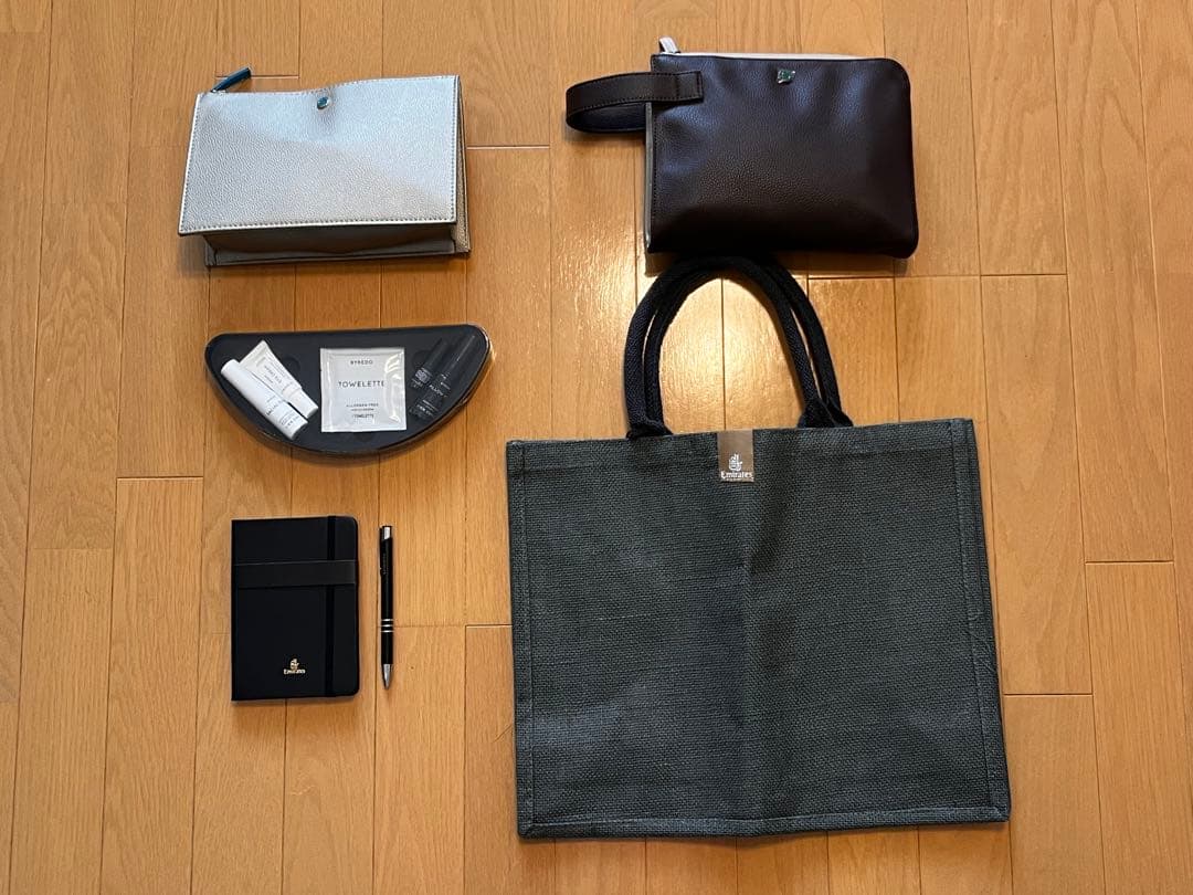 エミレーツ航空ファーストクラスアメニティバッグ(女性用、男性用)、トートバッグ等