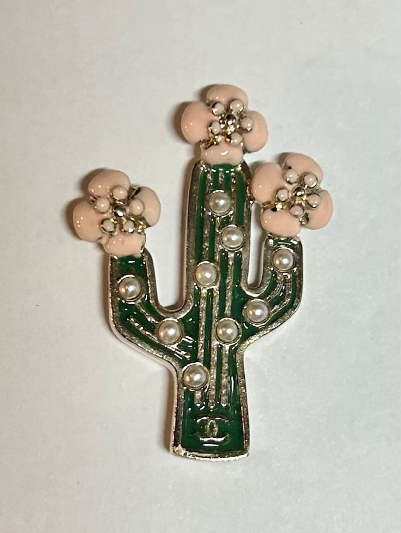 CHANELシャネル　ピンバッジ　ブローチ　サボテン　CCマーク