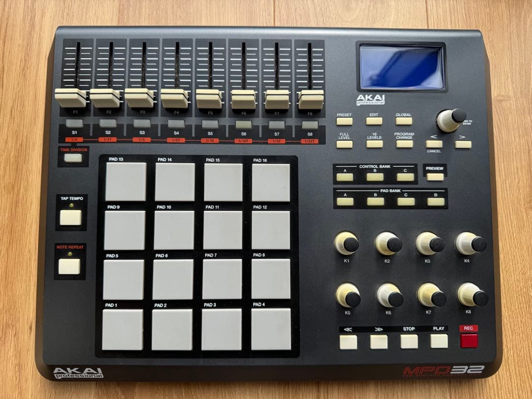 AKAI MPD32 MIDIコントローラー