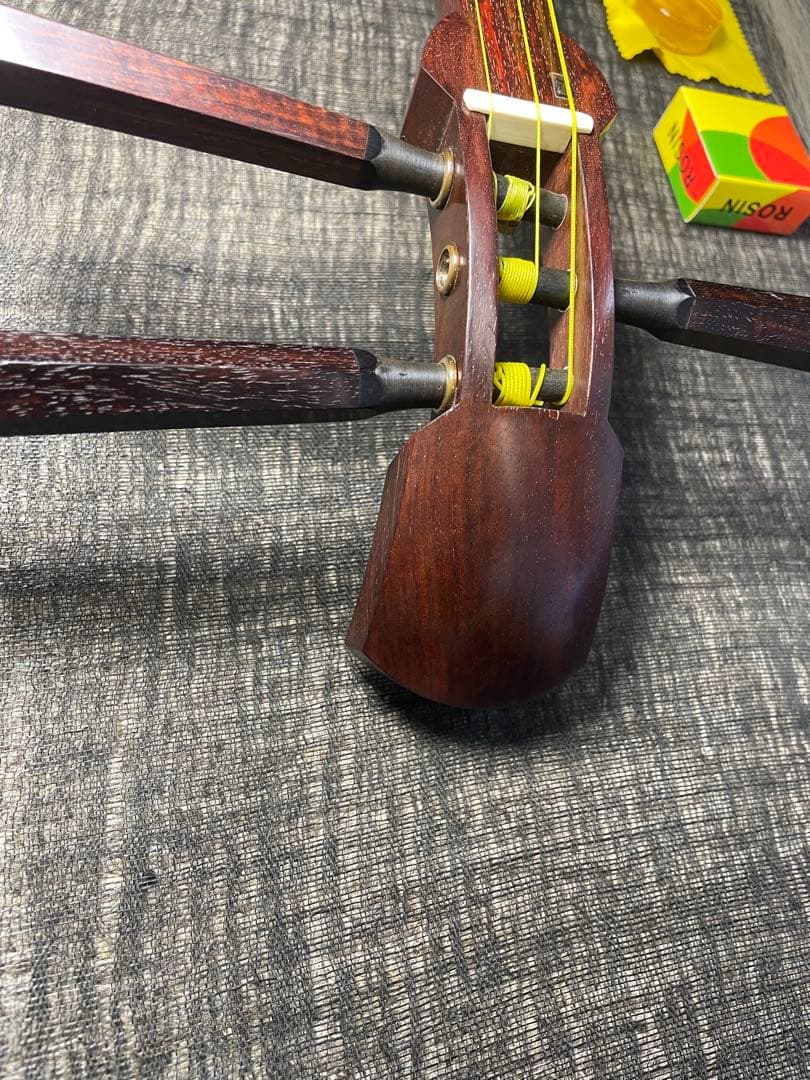和胡弓，（紅木材料，東サワリ)二つ折れ、　竹弓（レワ弓）付属品