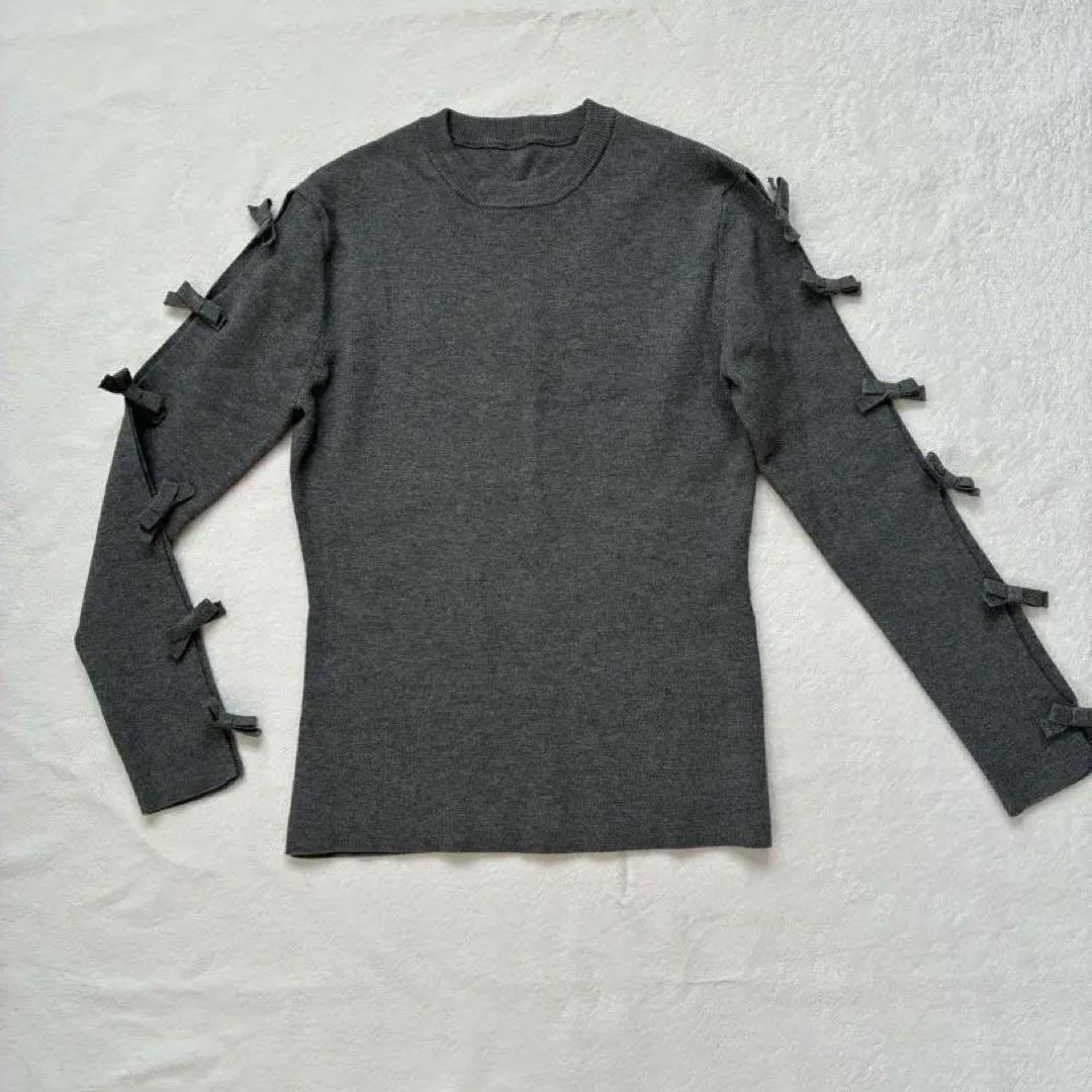 リボン付きグレー長袖ニットセーター