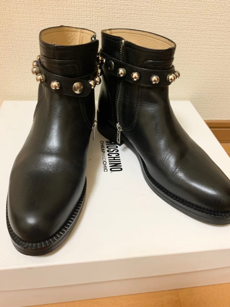 Moschino モスキーノスタッズ付き ブラック アンクルブーツ