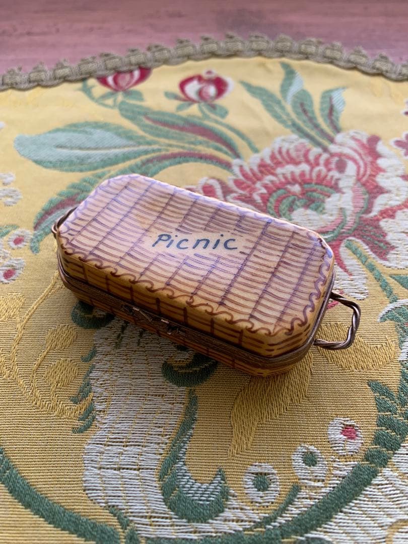 リモージュボックス　フランス製　可愛いバスケット型の小物入れ！カップが入ってる！ リモージュボックス カプチーノ カップ&ソーサー リモージュフランス