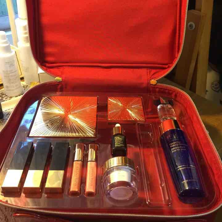 再出品送料込みエスティローダー(ESTEE LAUDER)化粧品セット