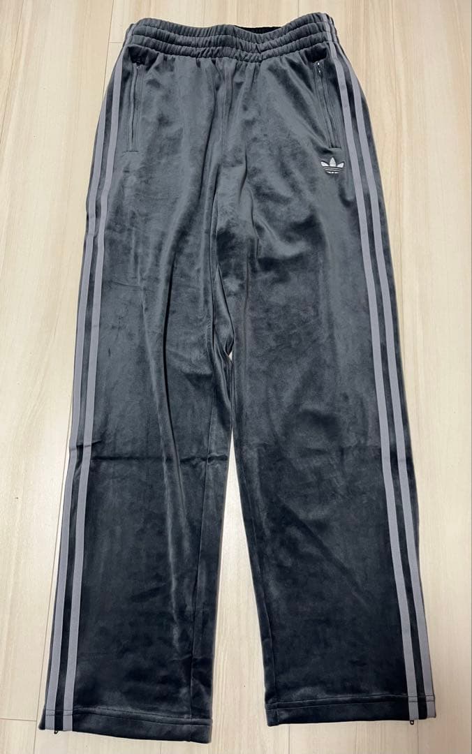 アディダス ファイヤーバード トラックパンツ ベロア　ダークグレー　Sサイズ