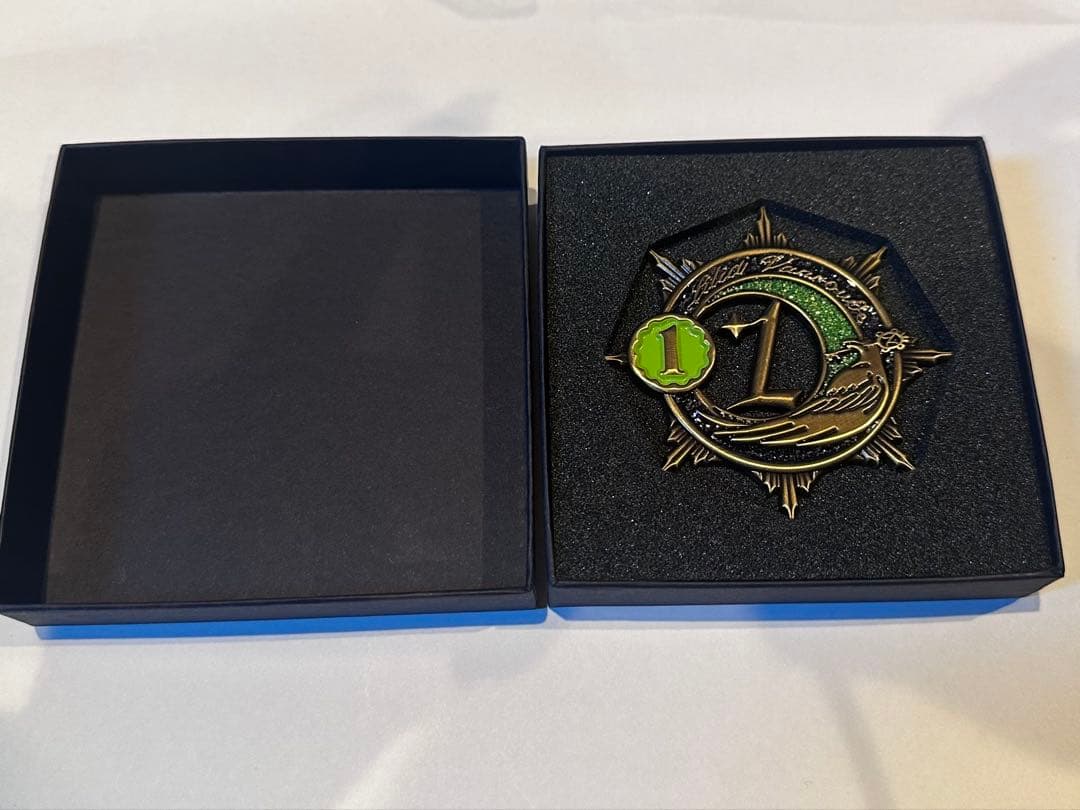 ツイステ リリアヴァンルージュ 魔法帽子の留め具風 ブローチ - メルカリ