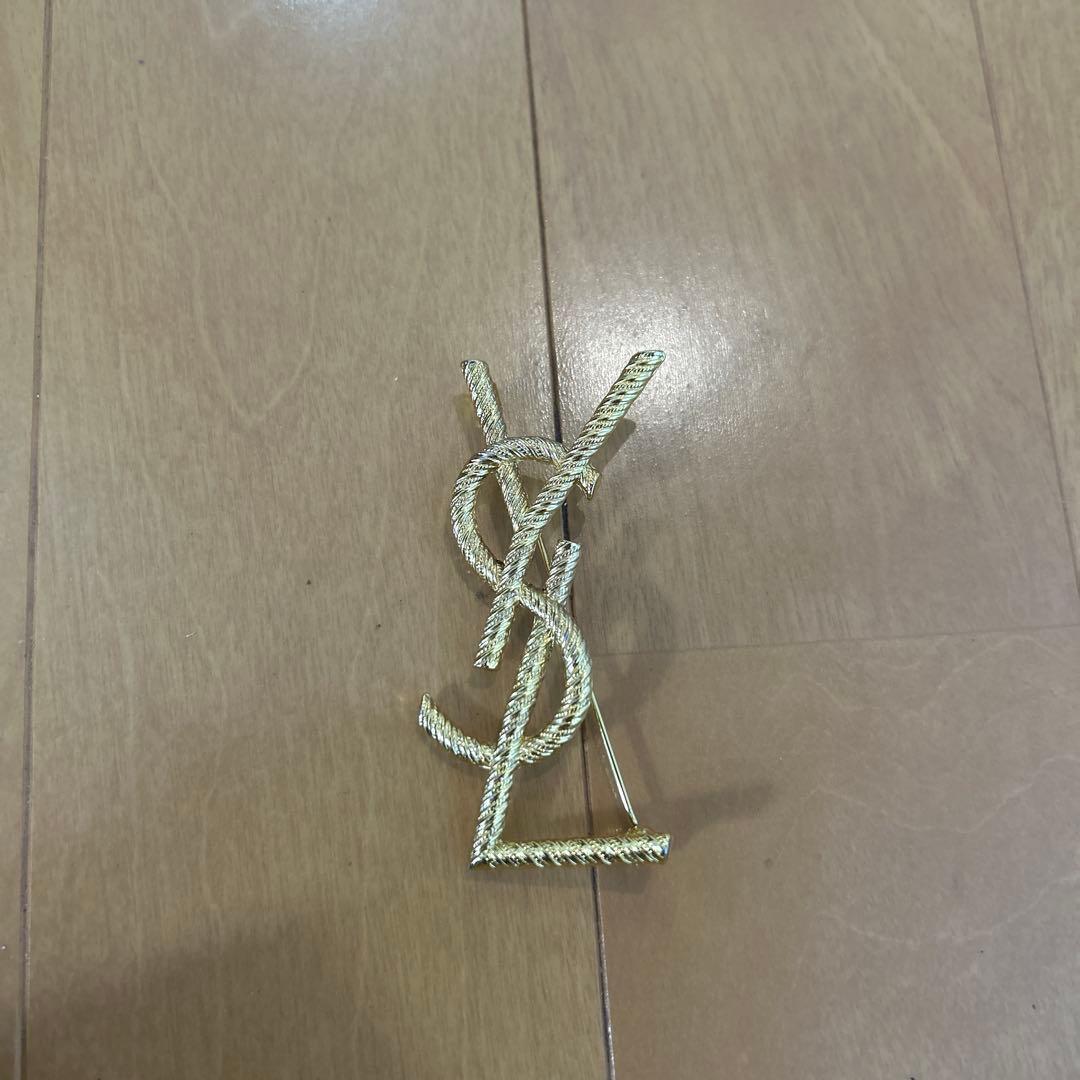 YSLロゴ ゴールドブローチ