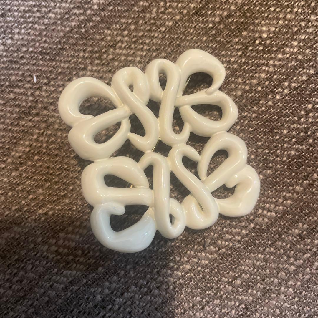 超レア！LOEWE マフラーブローチ　美品　ホワイト　白 LOEWE(ロエベ)」今年GETすべきは新作ブローチ付きマフラー！【BUYMA】