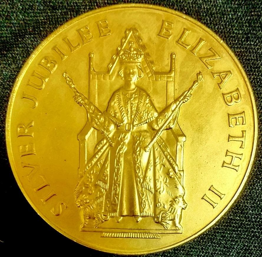 大型46mm 1977年 イギリス シルバージュビリー ギルドメダル 金メッキ銅 1977年 英国 イギリス シルバージュビリー 女王 エリザベス 2世 即位