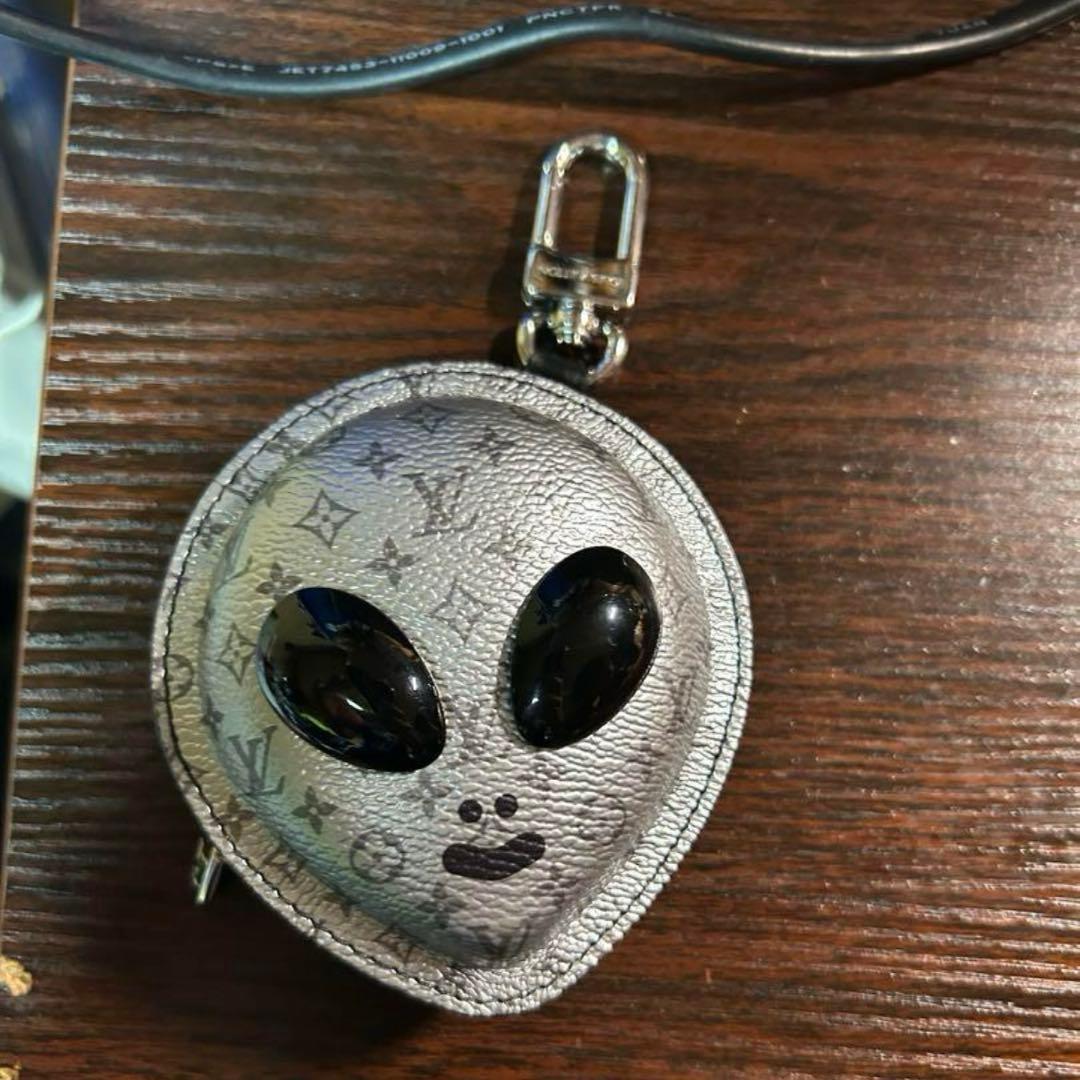 バックチャーム.LVエイリアンLOU I SVUITTON
