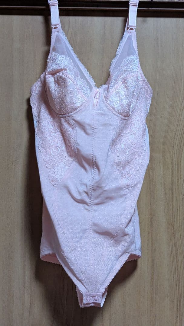 ピンク ボディスーツ A100Q レース装飾、ガードルとのセット