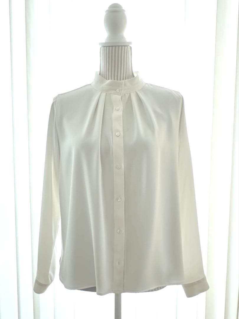 SOÉ] U サテンスタンドタックブラウス　 オフホワイト