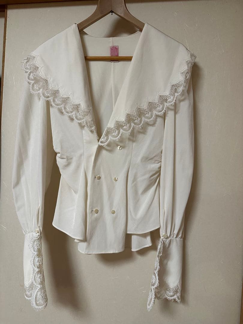 トップス FLORAL EMBROIDERED BLOUSE fetico