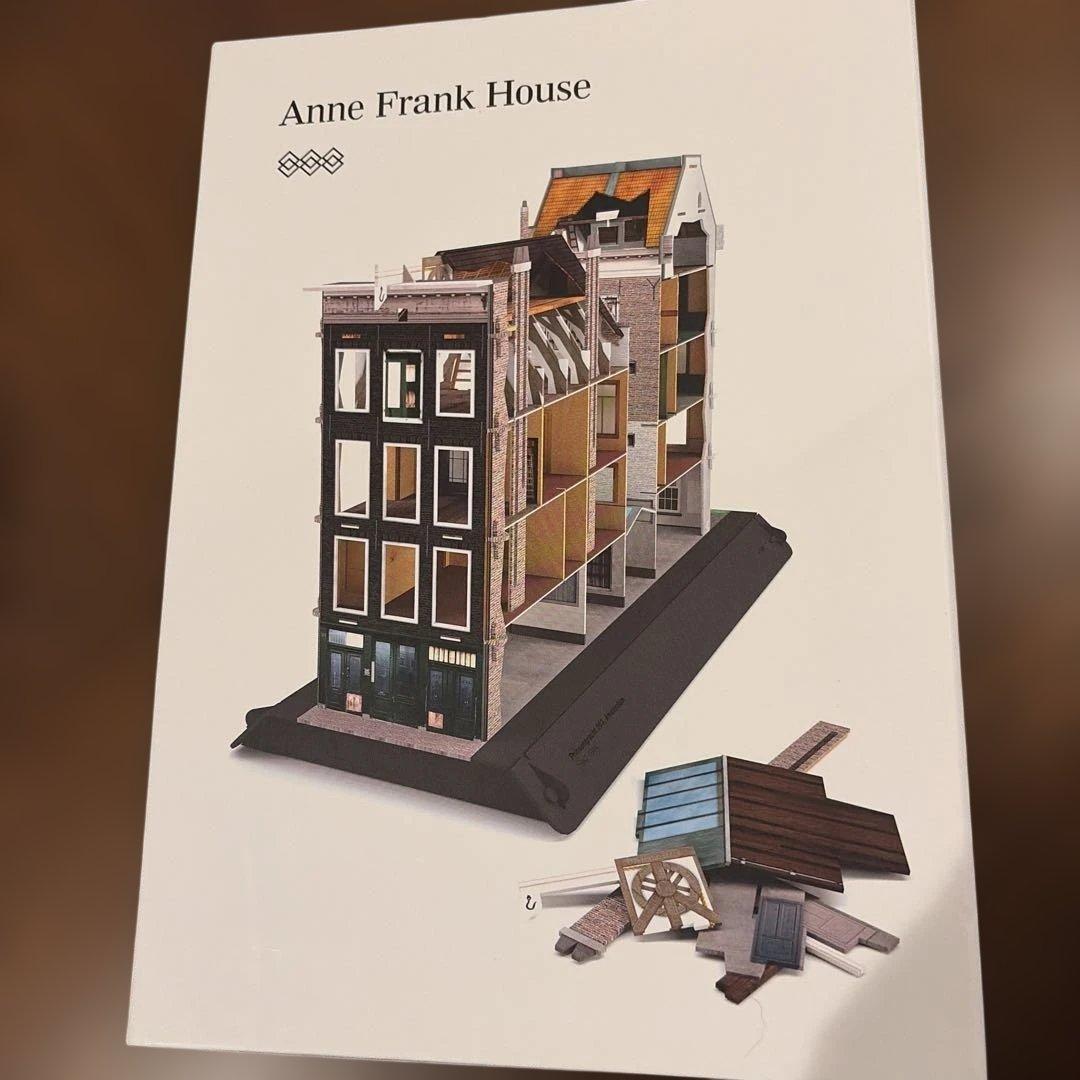 アンネ・フランクのレプリカ歴史的家屋段ボール模型