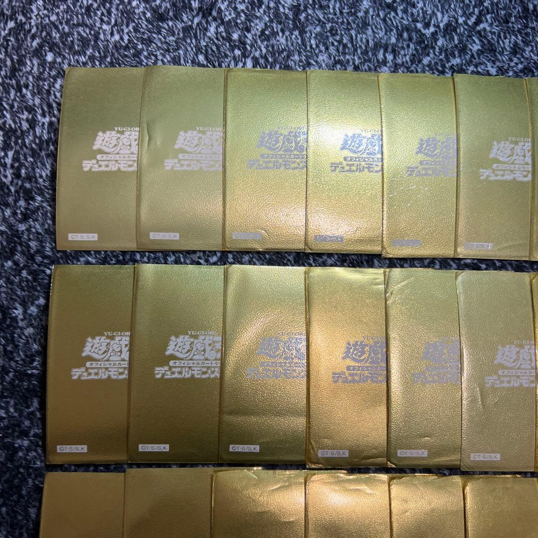 遊戯王【絶版‼️】初期ロゴ ザラザラ メタリックゴールド 金スリーブ40