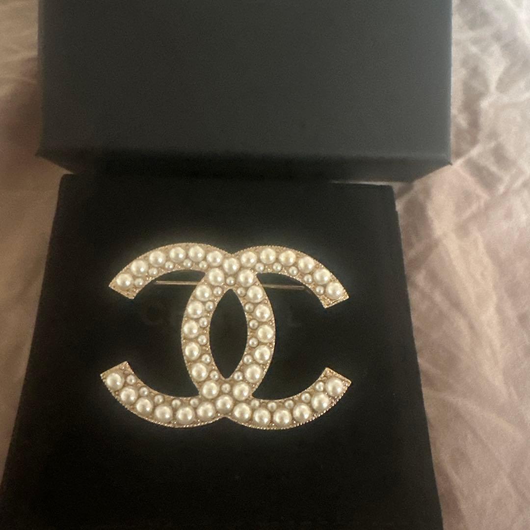 CHANEL パール付きロゴブローチ