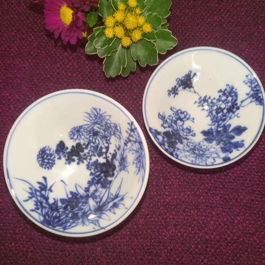 古い盃 2客 染付 左平製 酒器 小付皿 骨董 付属品なし 染付皿 二枚 【m766 骨董 二重角渦福 アンティーク レトロ 貫入 鳥足