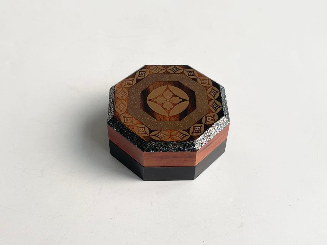 茶道具　茶平一斎　七宝八角香合　黒柿　木地香合　共箱　輪島塗　螺鈿　漆器