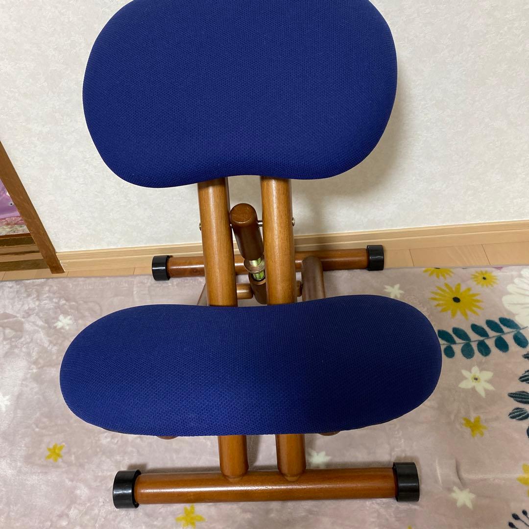 青い姿勢矯正チェア