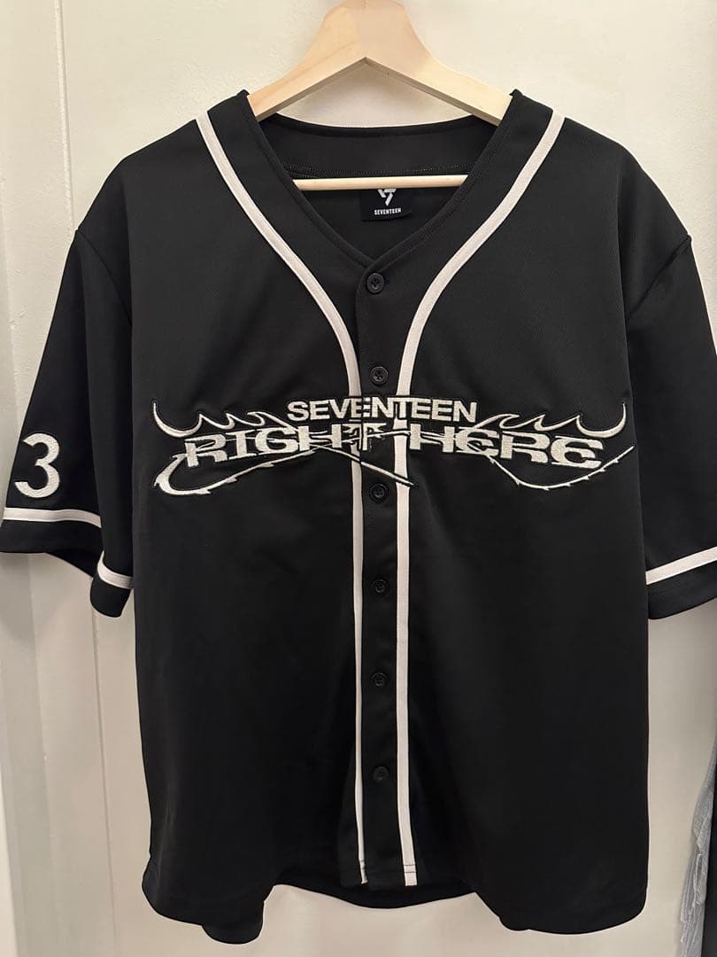 SEVENTEEN RIGHT HERE ディノ DINO ユニフォームTシャツ - SENSELLA.NET