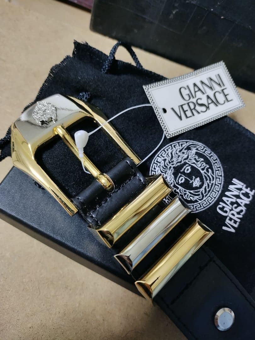 未使用 VERSACEベルサーチ 3連本革ベルトバックル イタリア製 高級感あり