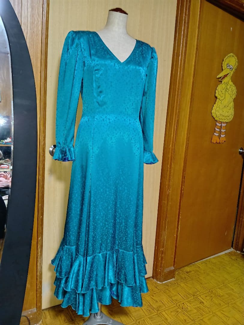 大きめサイズの衣装ワンピース（シルキータッチの光沢あり）ライトグリーン