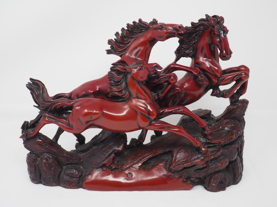 躍動感あふれる馬の置物　削り出し　木製　台湾製　重量感あり5.2ｋｇ　3頭　彫刻 馬の置物 干支 馬の彫刻 木製 十二支の置物 動物 装飾品 オブジェ