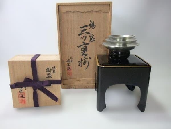 漆塗り三段重ね膳 桜模様三ッ盃 本錫 錫半 三ッ盃 天然木 本漆器 盃台 宴遊盃 桜散らし 漆塗り 杯 ぐい呑み おちょこセット 酒器 漆器の井助
