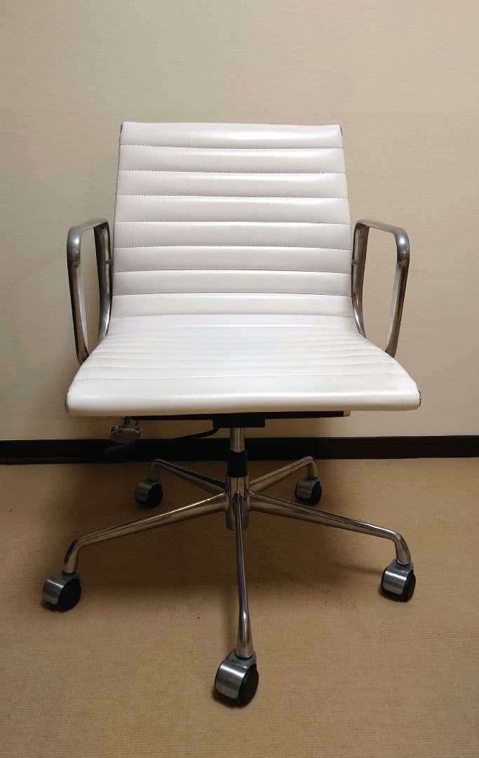 お値下げ　美品　イームズ　アルミナム ハーマンミラー　 リプロダクト 楽天市場】ハーマンミラー Herman Miller イームズ アルミナムグループ