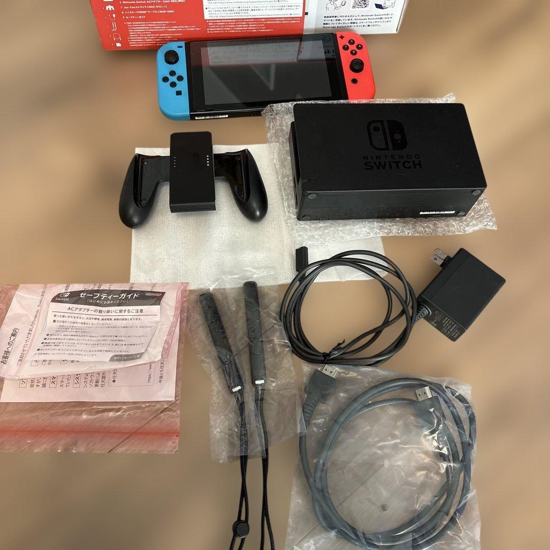 任天堂　Switch 本体　持ち運びケース付き