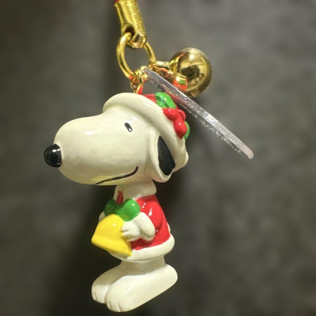 USJ限定　スヌーピー サンタストラップ 鈴付き ユニバーサルスタジオジャパン USJクリスマス限定グッズ🎄 スヌーピー、ハローキティ、モッピーが主役