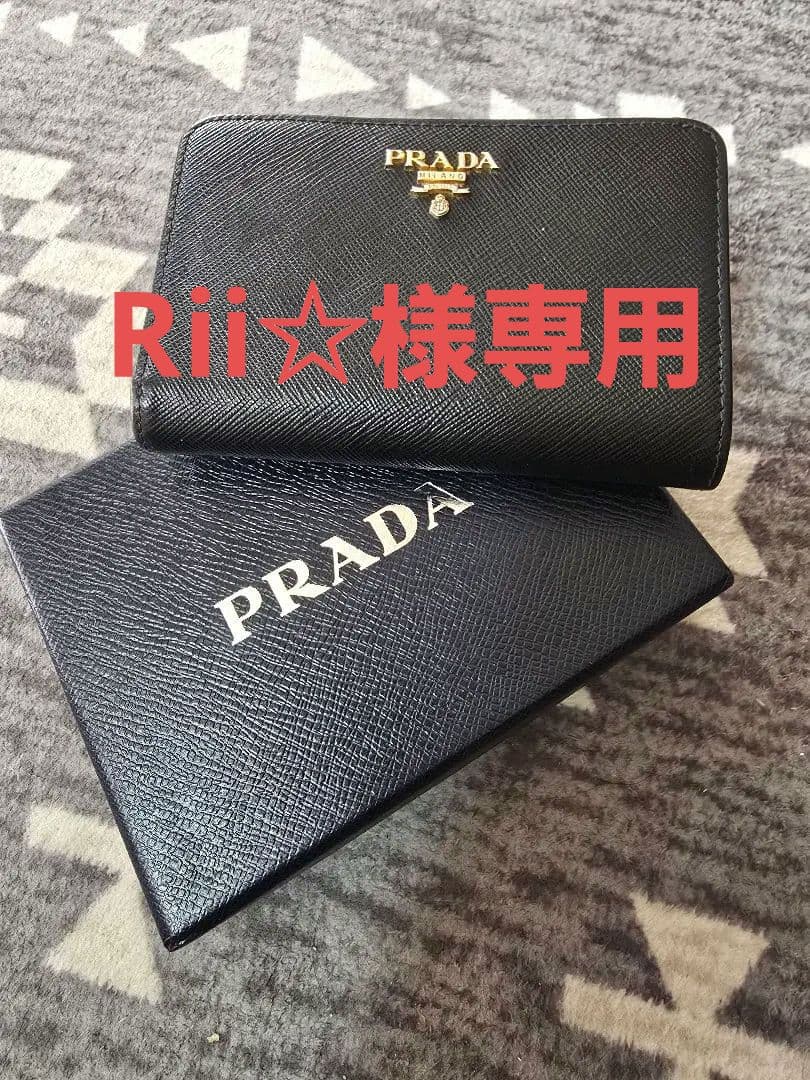 PRADA ブラックレザー 2つ折り財布 PRADA（プラダ） ソフトグレインレザー 二つ折り財布 財布 シンプル