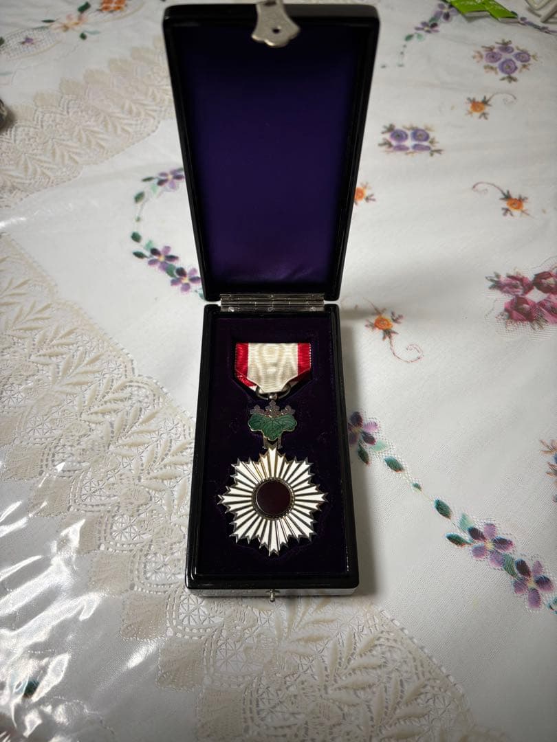 勲章 太陽デザイン 専用ケース付き