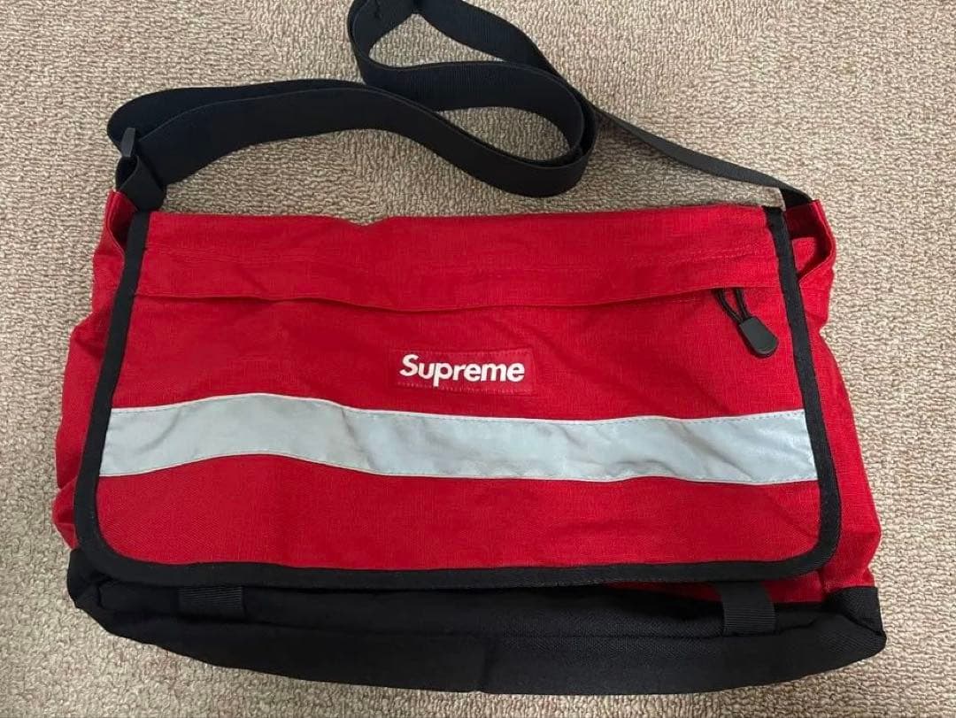 希少　メッセンジャーバッグ　赤　ボックスロゴ