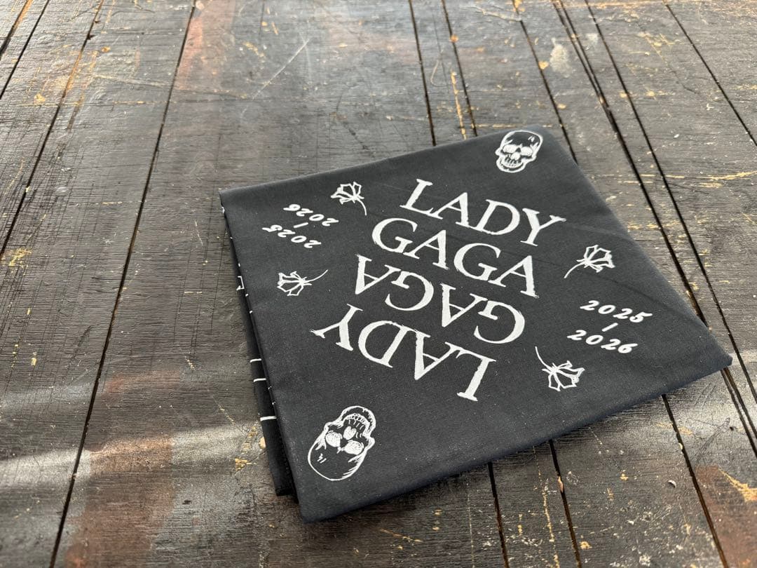 新品)レディーガガ VIPGOLD 最前列 バンダナ 黒 〜最安値〜 - メルカリ