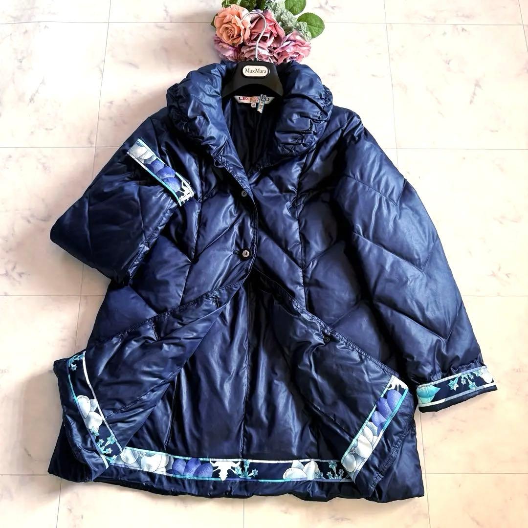 美品★レオナール リアルダウンコート 女優襟 花柄 トリム 紺 軽量 身幅50 LEONARD（ダウンコート）のフリマアイテム一覧