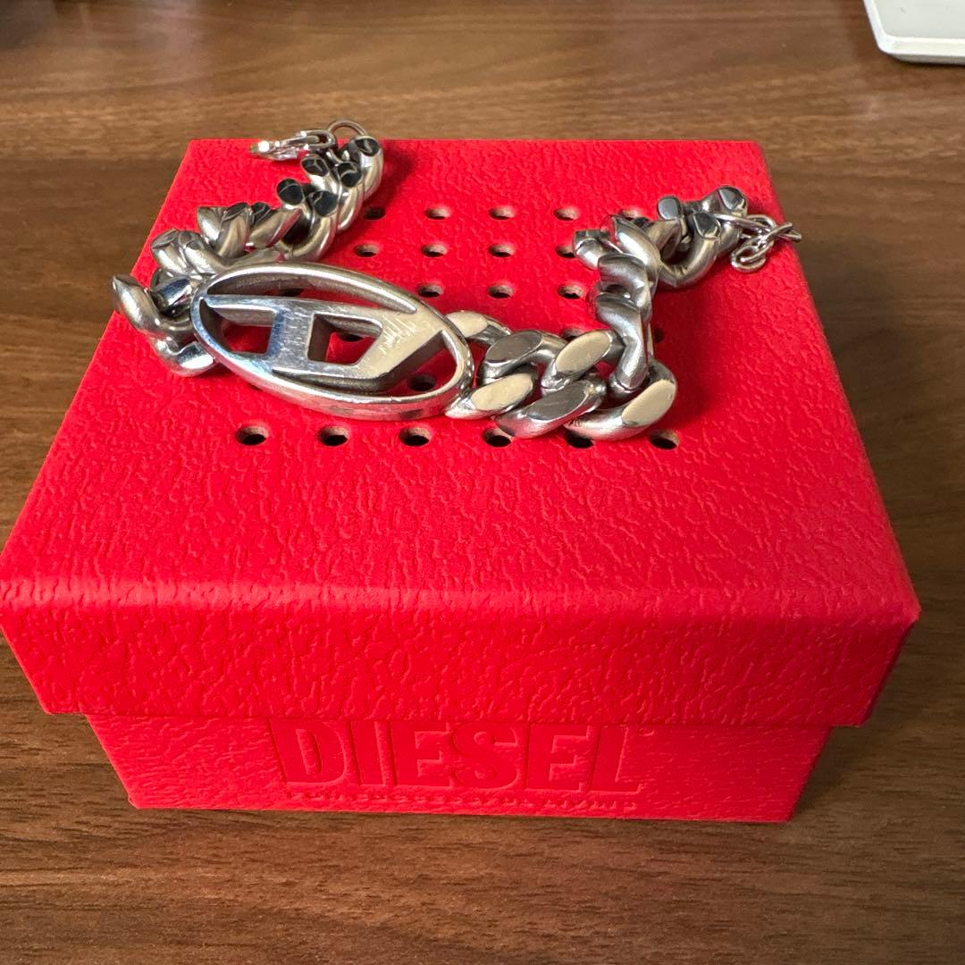 DIESEL シルバーブレスレット 専用ボックス付き 値下げ中‼️ DIESEL（ディーゼル） ブレスレット アクセサリー メンズ レディース